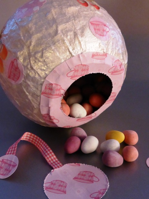 Fabriquer un oeuf de Pâques géant en papier mâché - Idées conseils et tuto  Pâques